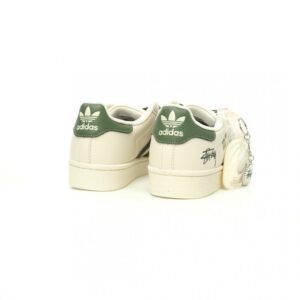 【AT10774】Stussy x アディダス オリジナルス Superstar コラボレーションシューズ - ストリートウェアとスポーツの融合 | Stussy x Adidas