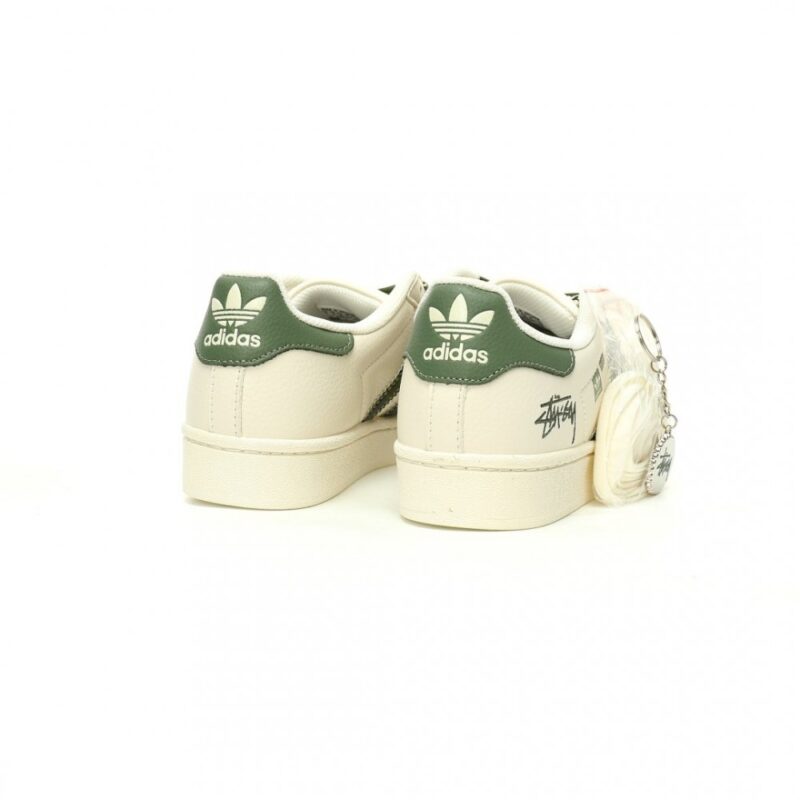 【AT10774】Stussy x アディダス オリジナルス Superstar コラボレーションシューズ - ストリートウェアとスポーツの融合 | Stussy x Adidas