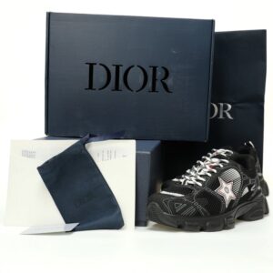 【AT10813】DIORクロノシリーズスポーツシューズ、黒と白のボーダーデザイン、 CDロゴと星の飾り | Dior Paris