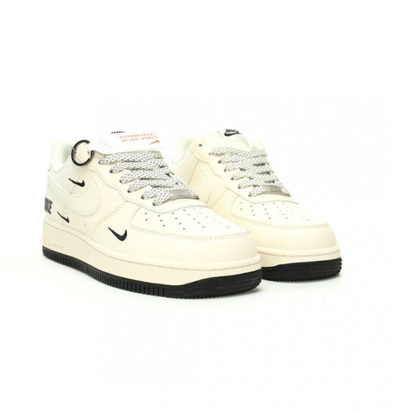 【AT10898】Nike エアフォース1 '07 Low: クリームカラーのストリートファッション靴 | Nike Air Force 1