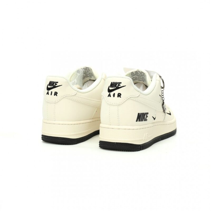 【AT10898】Nike エアフォース1 '07 Low: クリームカラーのストリートファッション靴 | Nike Air Force 1
