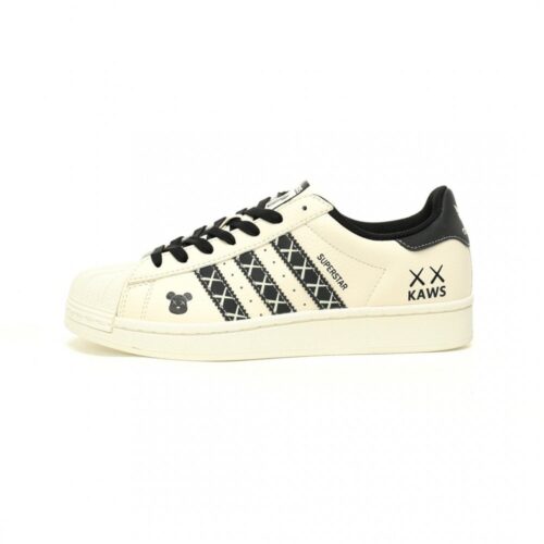 【AT10916】KAWS x Adidas Originals スーパースター スニーカー 絶妙なアートとスポーツの融合 | Superstar