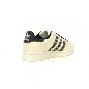 【AT10916】KAWS x Adidas Originals スーパースター スニーカー 絶妙なアートとスポーツの融合 | Superstar