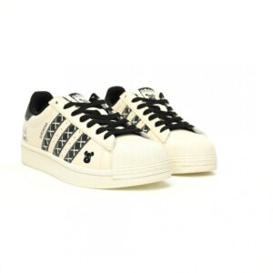 【AT10916】KAWS x Adidas Originals スーパースター スニーカー 絶妙なアートとスポーツの融合 | Superstar