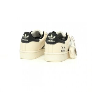 【AT10916】KAWS x Adidas Originals スーパースター スニーカー 絶妙なアートとスポーツの融合 | Superstar