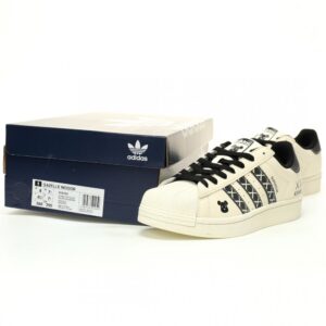 【AT10916】KAWS x Adidas Originals スーパースター スニーカー 絶妙なアートとスポーツの融合 | Superstar