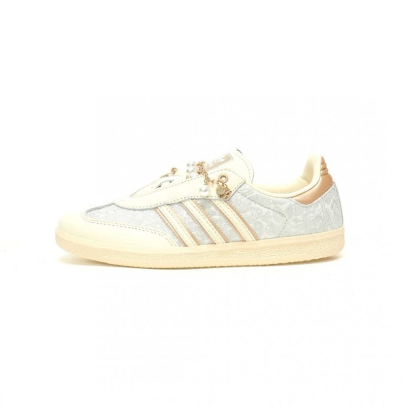 【AT11204】アディダス（Adidas）Samba OG：ミルクティー色とライトグレー、シャンパンパールの刺繍ディテールが高級感を演出 | Adidas