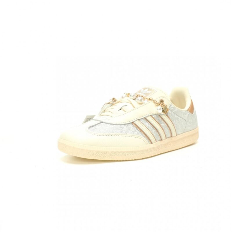 【AT11204】アディダス（Adidas）Samba OG：ミルクティー色とライトグレー、シャンパンパールの刺繍ディテールが高級感を演出 | Adidas