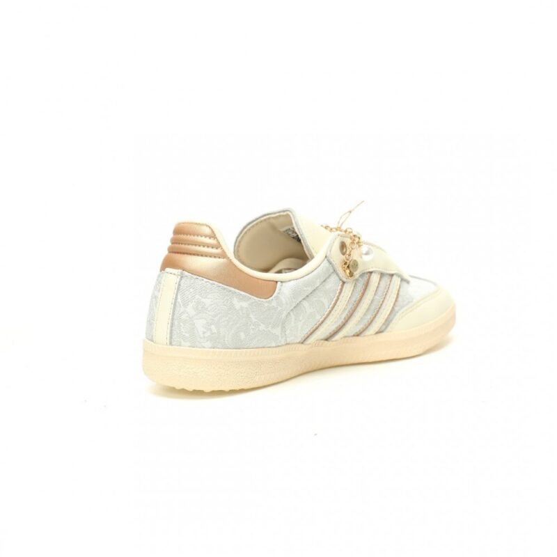【AT11204】アディダス（Adidas）Samba OG：ミルクティー色とライトグレー、シャンパンパールの刺繍ディテールが高級感を演出 | Adidas