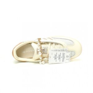 【AT11204】アディダス（Adidas）Samba OG：ミルクティー色とライトグレー、シャンパンパールの刺繍ディテールが高級感を演出 | Adidas
