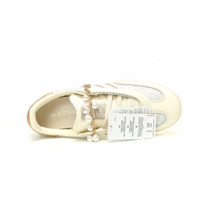 【AT11204】アディダス（Adidas）Samba OG：ミルクティー色とライトグレー、シャンパンパールの刺繍ディテールが高級感を演出 | Adidas