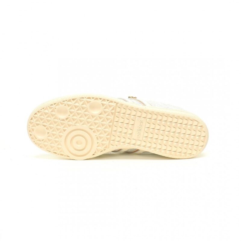 【AT11204】アディダス（Adidas）Samba OG：ミルクティー色とライトグレー、シャンパンパールの刺繍ディテールが高級感を演出 | Adidas