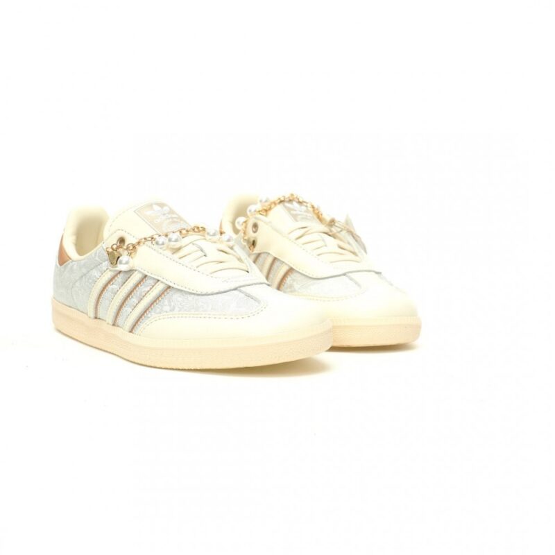 【AT11204】アディダス（Adidas）Samba OG：ミルクティー色とライトグレー、シャンパンパールの刺繍ディテールが高級感を演出 | Adidas