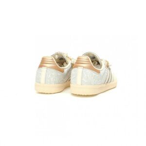 【AT11204】アディダス（Adidas）Samba OG：ミルクティー色とライトグレー、シャンパンパールの刺繍ディテールが高級感を演出 | Adidas
