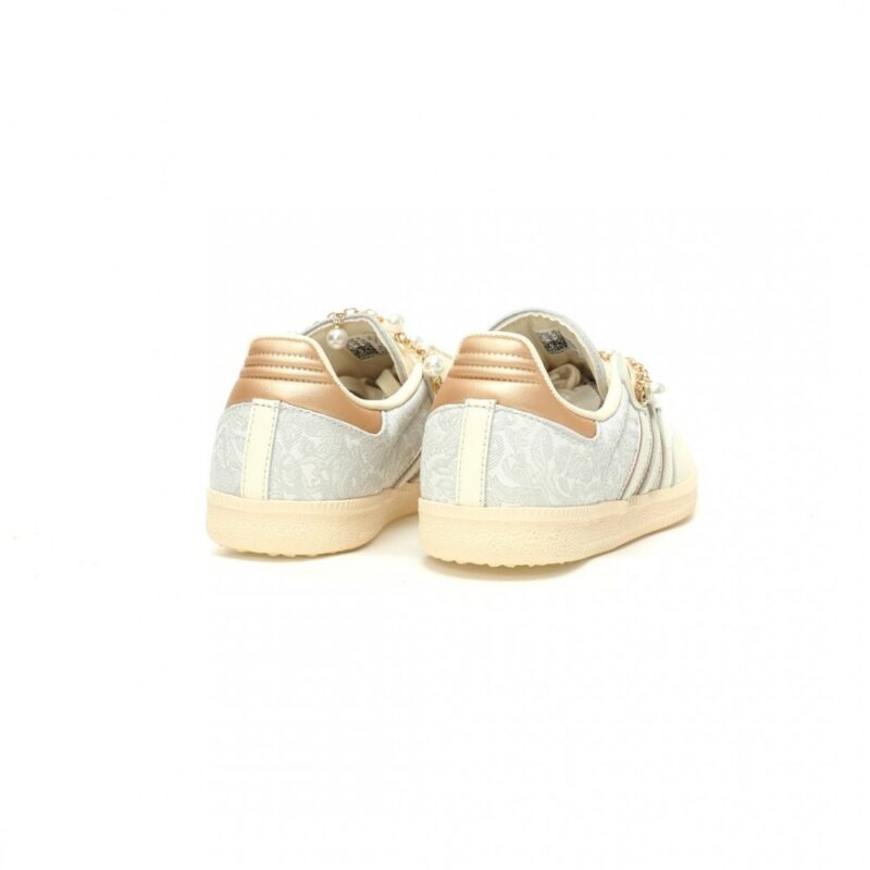 【AT11204】アディダス（Adidas）Samba OG：ミルクティー色とライトグレー、シャンパンパールの刺繍ディテールが高級感を演出 | Adidas