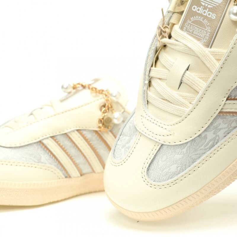 【AT11204】アディダス（Adidas）Samba OG：ミルクティー色とライトグレー、シャンパンパールの刺繍ディテールが高級感を演出 | Adidas