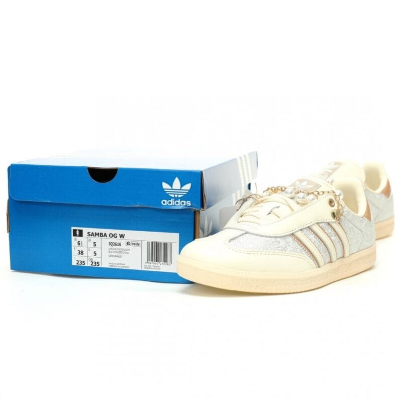 【AT11204】アディダス（Adidas）Samba OG：ミルクティー色とライトグレー、シャンパンパールの刺繍ディテールが高級感を演出 | Adidas