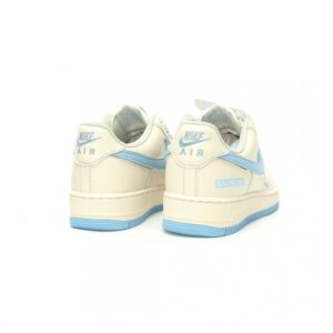 【AT11216】バレンシアガ x Nike Air Force 1 07 Lowコラボスニーカー、ミルク色と天空色の美学 | Air Force 1