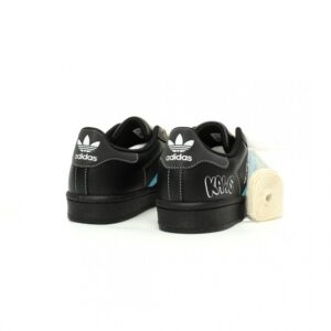 【AT11567】KAWS x アディダス オリジナルス スーパースター コラボレーション スニーカー | Superstar