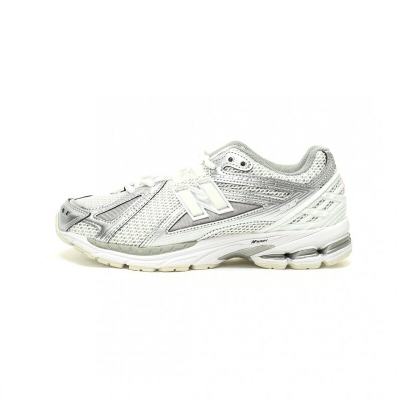 【AT11788】New Balanceニューバランス M1906Rレトロランニングシューズメタリックシルバーホワイト色 - スポーツファッションとトレンドスタイルのための理想的な選択肢 | New Balance