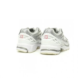 【AT11788】New Balanceニューバランス M1906Rレトロランニングシューズメタリックシルバーホワイト色 - スポーツファッションとトレンドスタイルのための理想的な選択肢 | New Balance