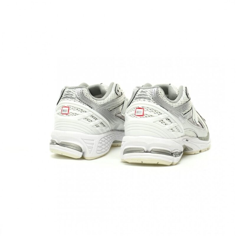 【AT11788】New Balanceニューバランス M1906Rレトロランニングシューズメタリックシルバーホワイト色 - スポーツファッションとトレンドスタイルのための理想的な選択肢 | New Balance