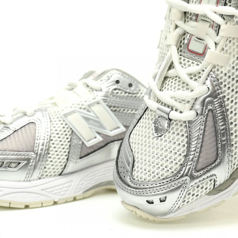 【AT11788】New Balanceニューバランス M1906Rレトロランニングシューズメタリックシルバーホワイト色 - スポーツファッションとトレンドスタイルのための理想的な選択肢 | New Balance