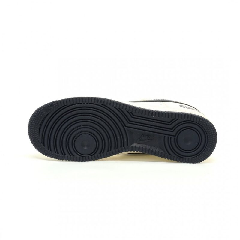 【AT11795】Gucci x Nike Air Force 1コラボスニーカー ラグジュアリーな贅沢とストリートスタイルを完璧に融合した一足 | Gucci x Nike