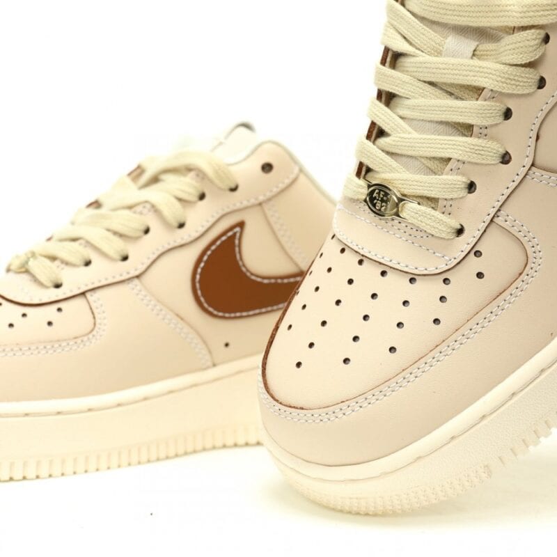 【AT11883】ナイキ Air Force 1 '07 Low パールホワイトブリティッシュタンスニーカー | Nike x Air Force 1