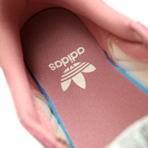 【AT12147】アディダス オリジナルス Samba OG LABUBUスニーカー - ピンクとベージュ色ブロックデザイン | Adidas