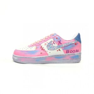 【AT12319】ナイキ Air Force 1 07 Low: ピンクグラフィティカラーデザインとエアクッションテクノロジーを搭載 | Air Force 1