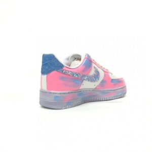 【AT12319】ナイキ Air Force 1 07 Low: ピンクグラフィティカラーデザインとエアクッションテクノロジーを搭載 | Air Force 1