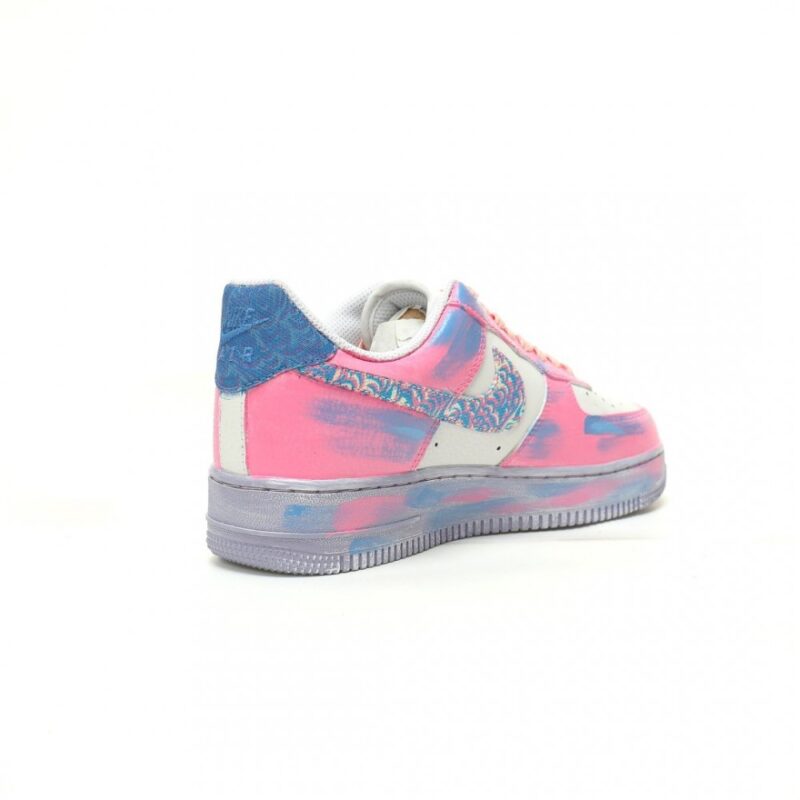 【AT12319】ナイキ Air Force 1 07 Low: ピンクグラフィティカラーデザインとエアクッションテクノロジーを搭載 | Air Force 1
