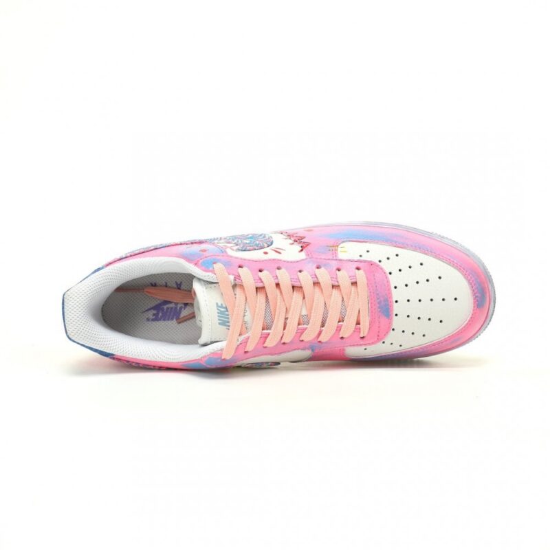 【AT12319】ナイキ Air Force 1 07 Low: ピンクグラフィティカラーデザインとエアクッションテクノロジーを搭載 | Air Force 1