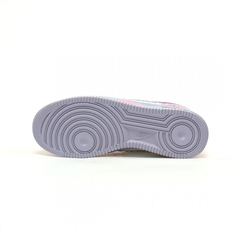 【AT12319】ナイキ Air Force 1 07 Low: ピンクグラフィティカラーデザインとエアクッションテクノロジーを搭載 | Air Force 1