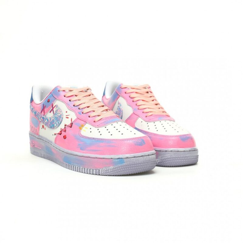 【AT12319】ナイキ Air Force 1 07 Low: ピンクグラフィティカラーデザインとエアクッションテクノロジーを搭載 | Air Force 1