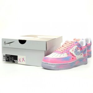 【AT12319】ナイキ Air Force 1 07 Low: ピンクグラフィティカラーデザインとエアクッションテクノロジーを搭載 | Air Force 1
