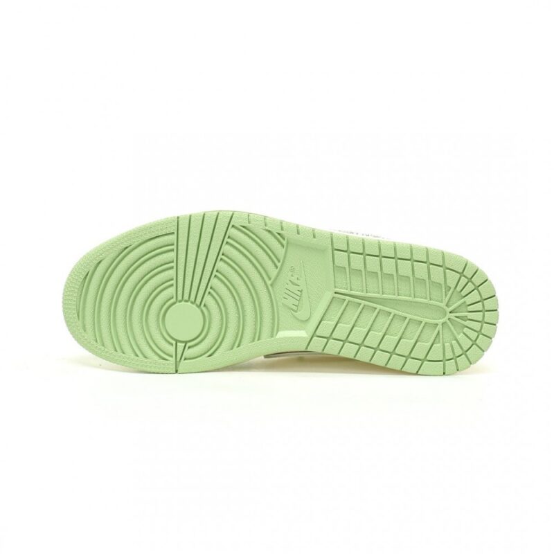【AT12474】Nike x LABUBUコラボ Air Jordan 1 Low OG - グリーンとクリームホワイトのキュートなスニーカー | Nike x Labubu