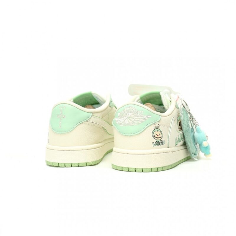 【AT12474】Nike x LABUBUコラボ Air Jordan 1 Low OG - グリーンとクリームホワイトのキュートなスニーカー | Nike x Labubu