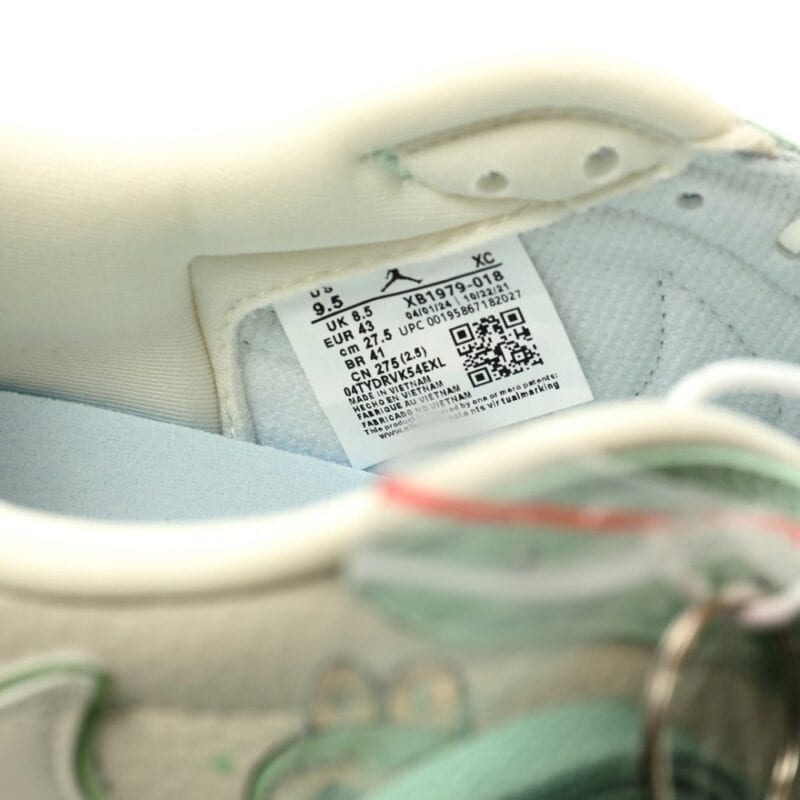 【AT12474】Nike x LABUBUコラボ Air Jordan 1 Low OG - グリーンとクリームホワイトのキュートなスニーカー | Nike x Labubu