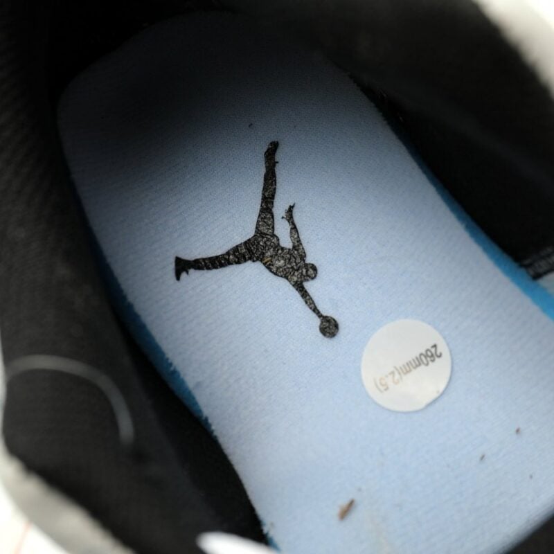 【AT12588】ナイキ エア ジョーダン 1 ローカット バスケットボールシューズ ホワイト ライトグレー ブルー シルバー | Air Jordan
