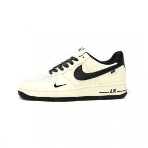 【AT12685】ナイキ エア フォース 1 07 ロー: クリーム色のクラシックスポーツシューズ | Air Force 1