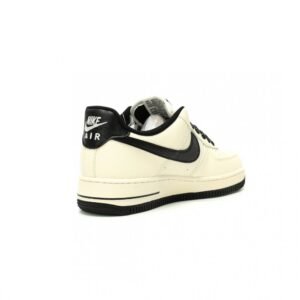 【AT12685】ナイキ エア フォース 1 07 ロー: クリーム色のクラシックスポーツシューズ | Air Force 1