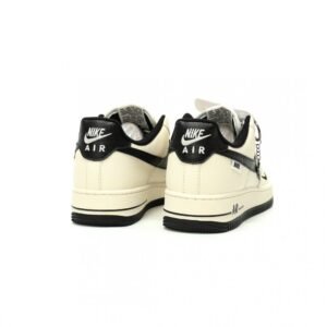 【AT12685】ナイキ エア フォース 1 07 ロー: クリーム色のクラシックスポーツシューズ | Air Force 1