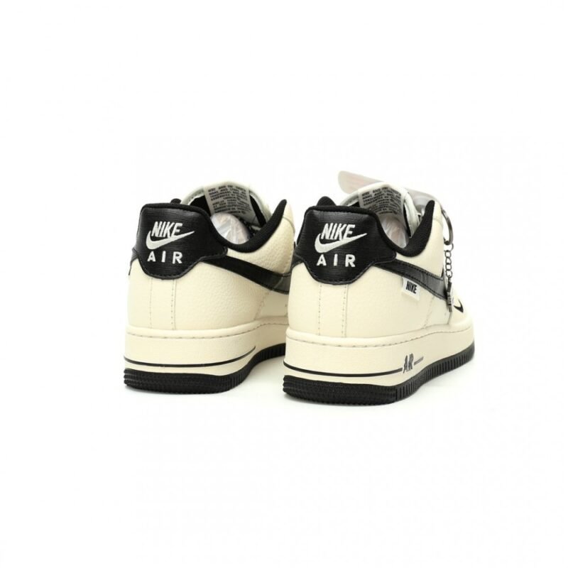 【AT12685】ナイキ エア フォース 1 07 ロー: クリーム色のクラシックスポーツシューズ | Air Force 1