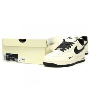 【AT12685】ナイキ エア フォース 1 07 ロー: クリーム色のクラシックスポーツシューズ | Air Force 1