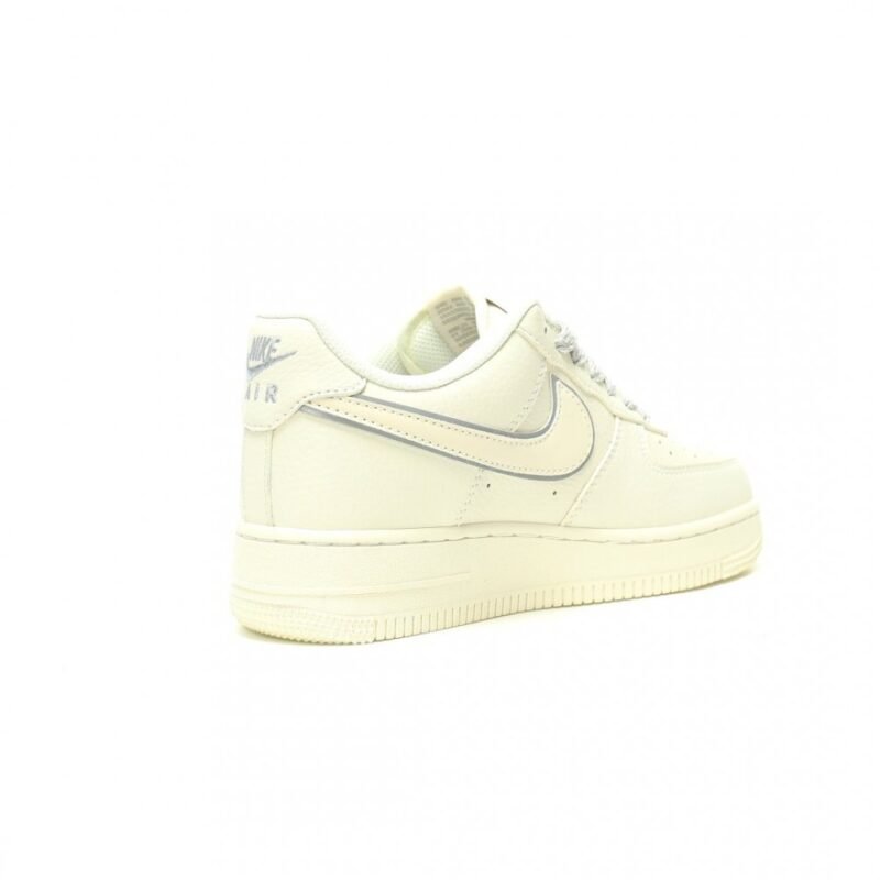 【AT12750】ナイキ Air Force 1 07 Low ローカットスニーカー - ストリートファッションと快適性を兼ね備えたクラシックなスニーカー | Nike Air Force 1