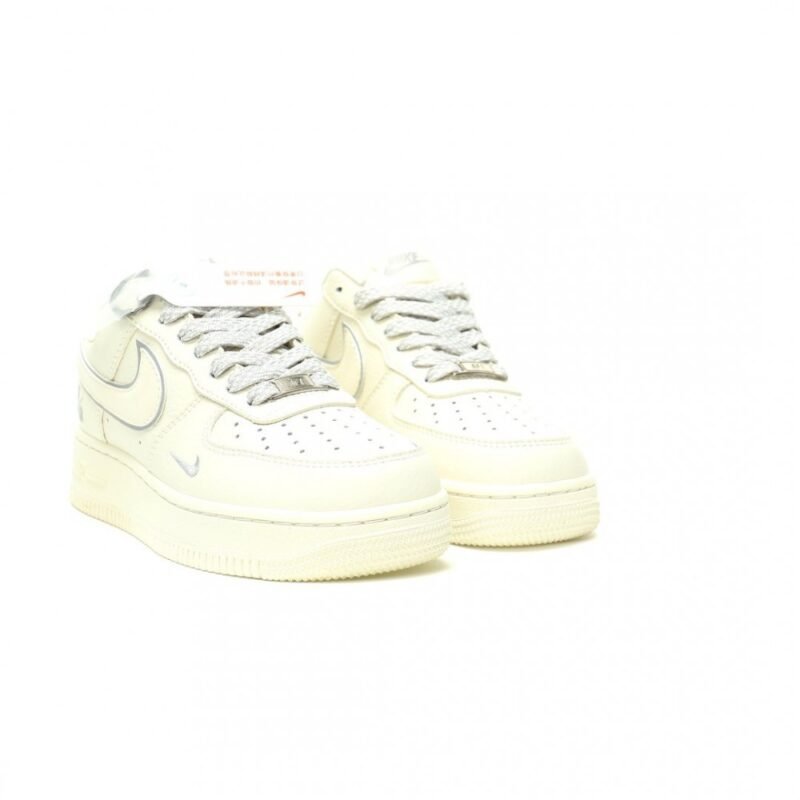 【AT12750】ナイキ Air Force 1 07 Low ローカットスニーカー - ストリートファッションと快適性を兼ね備えたクラシックなスニーカー | Nike Air Force 1