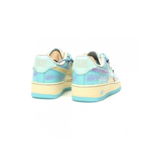 【AT12774】Nike Air Force 1 クリームイエローとブルーのグラフィティデザインスニーカー | OffWhite x Nike