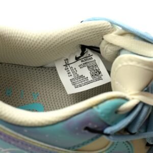 【AT12774】Nike Air Force 1 クリームイエローとブルーのグラフィティデザインスニーカー | OffWhite x Nike